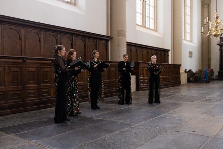 30Wishful-Singing_Gregorian_©-Juri-Hiensch