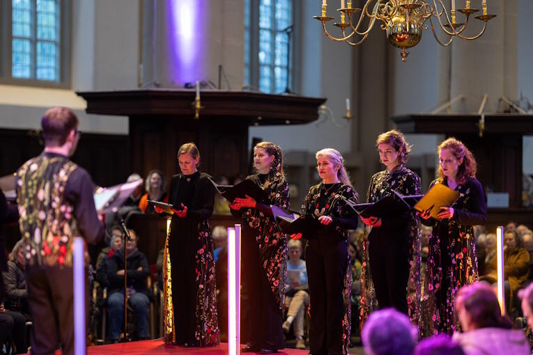 50Wishful-Singing_Gregorian_©-Juri-Hiensch